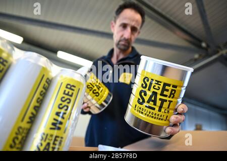 Rielasingen Worblingen, Germania. 04th Mar, 2020. Philipp Nater, amministratore delegato di SicherSatt AG, impacca i pacchetti di fornitura di emergenza nel magazzino. 51 931 kilocalorie sono contenute nel magazzino di emergenza 'Classic'. Secondo il produttore 'SicherSatt', offre abbastanza cibo per fornire una persona per 30 giorni. (A dpa: 'Precauzione o isteria - avete bisogno di forniture di emergenza in tempi corona?') credito: Felix Kästle/dpa/Alamy Live News Foto Stock