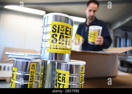 Rielasingen Worblingen, Germania. 04th Mar, 2020. Philipp Nater, amministratore delegato di SicherSatt AG, impacca i pacchetti di fornitura di emergenza nel magazzino. 51 931 kilocalorie sono contenute nel magazzino di emergenza 'Classic'. Secondo il produttore 'SicherSatt', offre abbastanza cibo per fornire una persona per 30 giorni. (A dpa: 'Precauzione o isteria - avete bisogno di forniture di emergenza in tempi corona?') credito: Felix Kästle/dpa/Alamy Live News Foto Stock