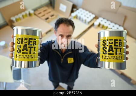 Rielasingen Worblingen, Germania. 04th Mar, 2020. Philipp Nater, amministratore delegato di SicherSatt AG, impacca i pacchetti di fornitura di emergenza nel magazzino. 51 931 kilocalorie sono contenute nel magazzino di emergenza 'Classic'. Secondo il produttore 'SicherSatt', offre abbastanza cibo per fornire una persona per 30 giorni. (A dpa: 'Precauzione o isteria - avete bisogno di forniture di emergenza in tempi corona?') credito: Felix Kästle/dpa/Alamy Live News Foto Stock