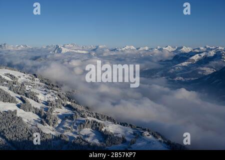 Vista dalla cima del Salve Hohe al Brixenthal con Kitzbuehler Horn, nuvole nella valle, Alpi Kitzbueheler, Tirolo, Austria Foto Stock