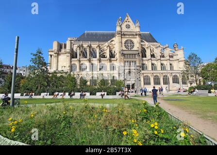 La chiesa di Saint Eustache si affaccia dai giardini di Nelson Mandela. Questa chiesa, costruita tra il 1532 e il 1632, è un luogo di ritrovo popolare. Foto Stock