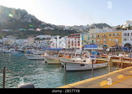 Tour degli operatori e degli edifici di Marina Grande sull'isola di Capri. Le barche che partono dal molo 0 forniscono tour in tutta l'isola. Foto Stock