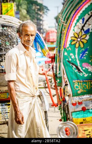 Chittagong, Bangladesh, 22 dicembre 2017: Ritratto di un autista di risciò su una strada di Chittagong, Bangladesh Foto Stock