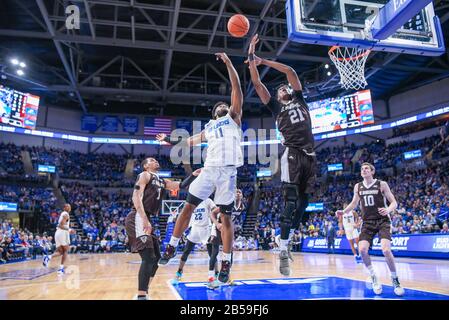 Mar 07, 2020: Saint Louis Billikens avanti Hasahn francese (11) e San Bonaventure Bonnies centro Osun Osun Osunniyi (21) battaglia per un rimbalzo in un Atlantic 10 conferenza gioco in cui la San Bonaventura Bonnies ha visitato il San Louis Billikens. Tenuto presso la Chaifetz Arena a St. Louis, MO Richard Ulreich/CSM Foto Stock