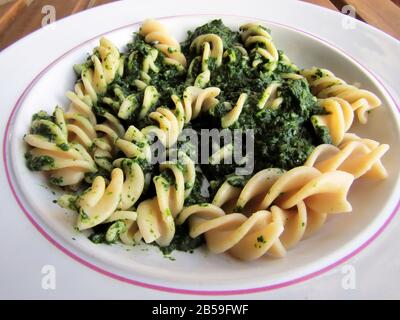 Semola Di Grano Duram Intero Pasta Con Spinach Foto Stock