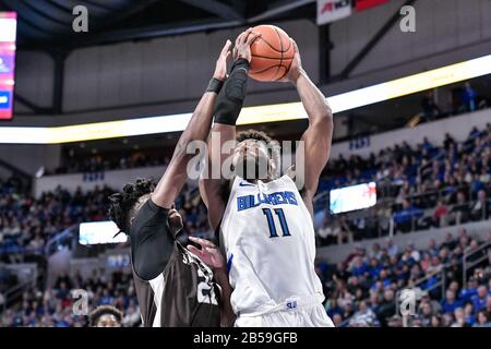 Mar 07, 2020: Saint Louis Billikens avanti Hasahn francese (11) non lascia che la difesa di San Bonaventure Bonnies centro Osun Osun Onniyi (21) lo smetta di ottenere il colpo fuori in un Atlantic 10 gioco di conferenza dove il San Bonaventure Bonnies ha visitato il St. Louis Billikens. Tenuto presso la Chaifetz Arena a St. Louis, MO Richard Ulreich/CSM Foto Stock