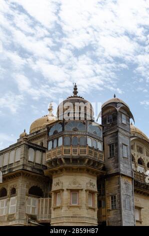 Cupole scolpite in pietra e altri elementi del Palazzo Vijaya Vilas, Mandvi, Hutch, Gujarat, India Foto Stock