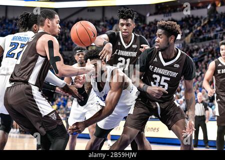 Mar 07, 2020: Saint Louis Billikens in avanti Hasahn Francese (11) è circondato da San Bonaventura Bonnies guardia Dominick Welch (1), Bonaventure San Bonnies centro Osun Osun Osunniyi (21) e San Bonaventure Bonnies avanti Justin Winston (35) come la battaglia per il rimbalzo in un Atlantic 10 conferenza gioco in cui la San Bonaventura Bonnies ha visitato il San Luigi Billikens. Tenuto presso la Chaifetz Arena a St. Louis, MO Richard Ulreich/CSM Foto Stock