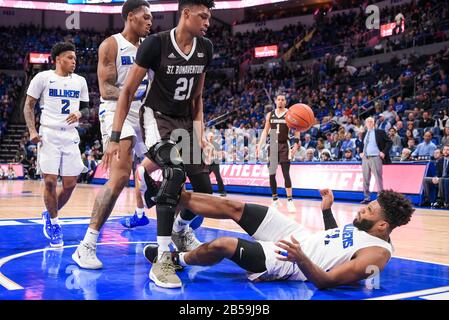 Mar 07, 2020: Saint Louis Billikens avanti Hasahn francese (11) cade duro al suolo dopo essere stato fovato dal centro di San Bonaventure Bonnies Osun Osun Osunniyi (21) in un gioco di conferenza Atlantico 10 dove la San Bonaventura Bonnies ha visitato il St. Louis Billikens. Tenuto presso la Chaifetz Arena a St. Louis, MO Richard Ulreich/CSM Foto Stock