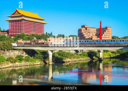 Paesaggio di Taipei presso il fiume con grand hotel Foto Stock