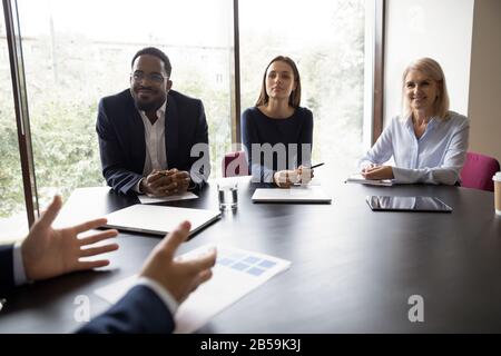 I reclutatori felici ascoltano il colloquio del candidato all'intervista di lavoro Foto Stock