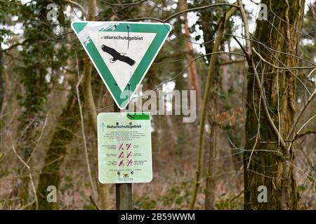 Segno verde triangolare con aquila e segno con regole di comportamento Per la Riserva Naturale tedesca, una categoria di zona protetta in Germania Foto Stock