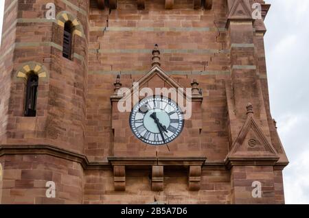 Primo piano della torre dell'orologio di Prag Mahal, Bhuj, Kutch, Gujarat, India Foto Stock