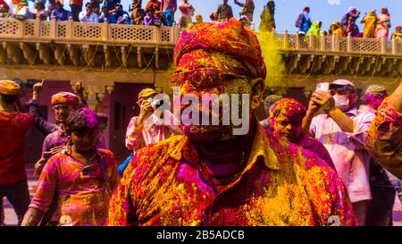 Mathura holi festival. Gente che celebra holi con i colori. Foto Stock