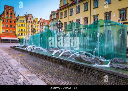Pittoresco centro della città con una splendida fontana di vetro e case colorate sulla Piazza del mercato, Wroclaw, Polonia, Europa Foto Stock