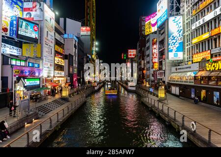 Notte Scape del canale di Dotonbori nel distretto di Namba, Osaka, Giappone Foto Stock