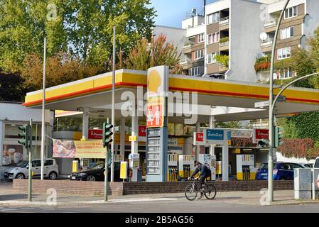 Shell-Tankstelle, Paulstrasse, nel quartiere Mitte di Berlino, Deutschland Foto Stock