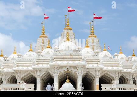 Cupola centrale grande e cupole più piccole su entrambi i lati a Shri Swaminarayan Mandir, Bhuj, Kutch, Gujarat, India Foto Stock