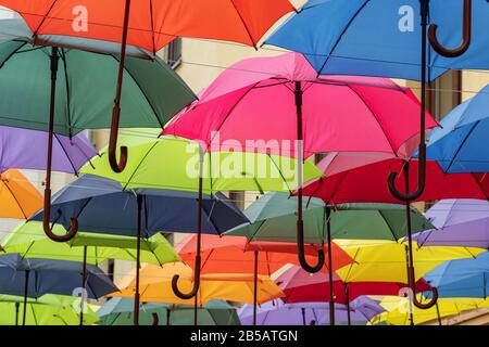 Ombrelloni colorati si affacciano sulla strada della città Foto Stock