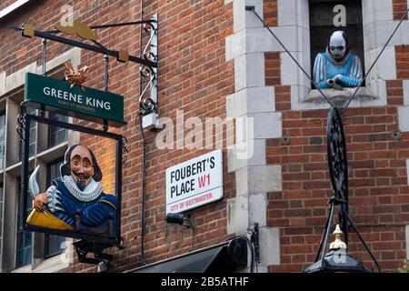 Shakespearies Head, casa pubblica, con un busto del drammaturgo che la strada da una finestra, Carnaby Street, Londra, Inghilterra. Foto Stock