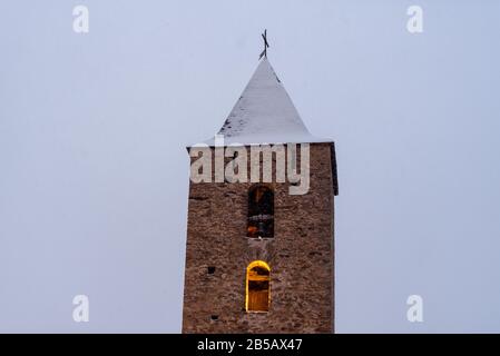 Chiesa di Sant Serni in autunno a Canillo, Andorra in inverno. Foto Stock