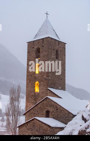 Chiesa di Sant Serni in autunno a Canillo, Andorra in inverno. Foto Stock