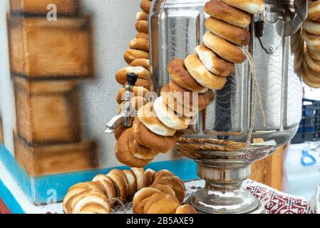 tè samovar con un mazzo di bagel. Russo tradizionale. Carnevale di primavera, fiera Foto Stock