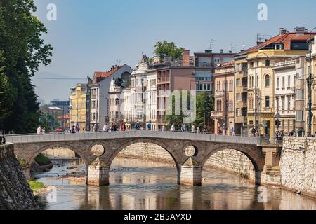 Ponte Latino sul fiume Miljacka a Sarajevo, BIH Foto Stock