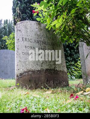 La tomba di George Orwell (Eric Arthur Blair) nel cimitero della Chiesa Di Tutti i Santi, Sutton Courtenay, Oxfordshire, Regno Unito. Foto Stock