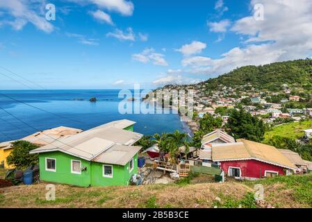 Barrouallie, Saint Vincent e Grenadine - 19 dicembre 2018: Vista sulla costa con molte case abitate sulla collina della città di Barrouallie, S. Foto Stock