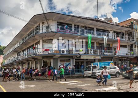 Kingstown, St Vincent e Grenadine - 19 dicembre 2018: Vista sulla strada di Kingstown in giornata con negozi e escursionisti nel centro della capitale Foto Stock