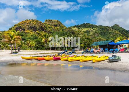 Buccament Bay, St Vincent e Grenadine - 19 dicembre 2018: I kayak si trovano sulla spiaggia di Buccament Bay nell'isola di Saint Vincent, Saint Vincent e il Foto Stock