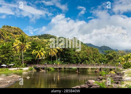 Buccament Bay, St Vincent e Grenadine - 19 dicembre 2018: Vista del ponte sul fiume Buccament nella baia di Buccament, isola di Saint Vincent, Foto Stock