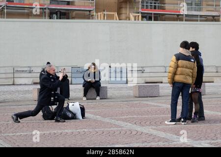 Helsinki, Finlandia - 3 marzo 2020: Turisti asiatici in strada, Editoriale Illustrativa Foto Stock