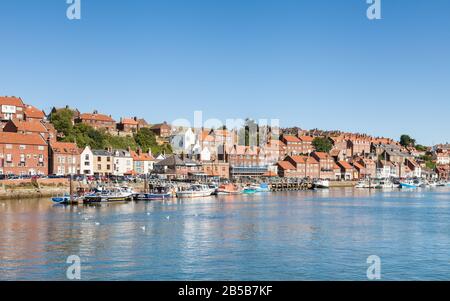 La vista sul fiume Esk e sul lungomare di Whitby. Whitby è una località turistica della città di North Yorkshire, Inghilterra. Foto Stock