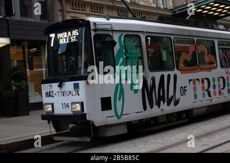 Helsinki, Finlandia - 3 marzo 2020: Tram con pittura d'arte su strada , Editoriale Illustrativa Foto Stock