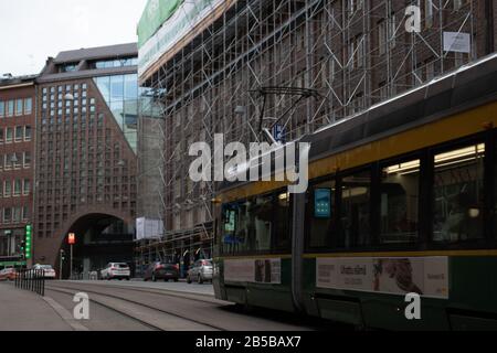 Helsinki, Finlandia - 3 marzo 2020: Tram a carrello nel traffico cittadino , Editoriale Illustrativa Foto Stock