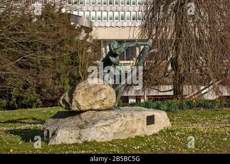 Ginevra / Svizzera - 23 febbraio 2020: ILO l'edificio e la statua dell'ufficio internazionale del lavoro, 'il trionfo del lavoro', dono del governante indiano Foto Stock