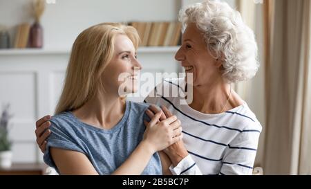 Felice amore mamma matura e figlia adulta abbracciando Foto Stock