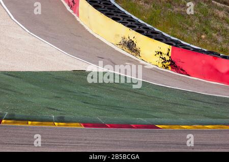 Alcañiz, Spagna - 5 maggio 2012. Sezione astratta di una pista e di una barriera di pneumatici che fiancheggiano il muro nel circuito Motorland durante la serie World di Renault Foto Stock