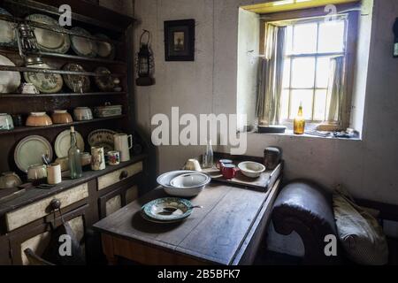 Sala da pranzo tradizionale edoardiana di classe media nell'Ulster Folk Museum, Irlanda del Nord. Foto Stock