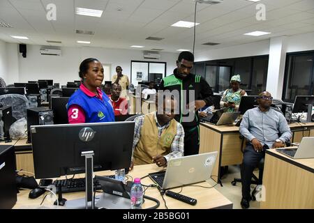 Yaoundé, Camerun. 7th Mar, 2020. Gli operatori del Camerun Health Emergency Operations Center controllano le persone che hanno avuto contatti con i casi confermati di COVID-19 a Yaoundé, Camerun, 7 marzo 2020. Il Ministero della Sanità pubblica del Camerun ha confermato venerdì il primo e il secondo caso del paese COVID-19. Credit: Jean Pierre Kepseu/Xinhua/Alamy Live News Foto Stock