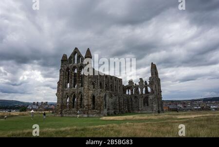 Vista di Whitby Abbey, North Yorkshire, Inghilterra. Foto Stock