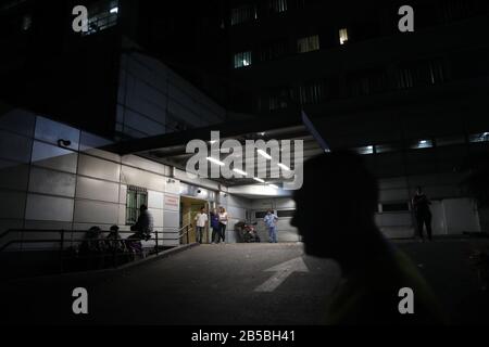 Buenos Aires, Argentina. 7th Mar, 2020. Foto scattata il 7 marzo 2020 mostra l'ospedale che riporta la prima morte relativa al romanzo coronavirus a Buenos Aires, Argentina, 7 marzo 2020. Un uomo di 64 anni infettato con COVID-19 morì in Argentina sabato, diventando la prima morte legata al virus in Sud America, ha detto il ministero della salute argentino. Credit: Martin Zabala/Xinhua/Alamy Live News Foto Stock