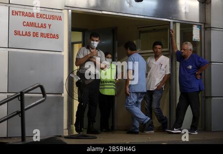 Buenos Aires, Argentina. 7th Mar, 2020. Foto scattata il 7 marzo 2020 mostra l'ospedale che riporta la prima morte relativa al romanzo coronavirus a Buenos Aires, Argentina, 7 marzo 2020. Un uomo di 64 anni infettato con COVID-19 morì in Argentina sabato, diventando la prima morte legata al virus in Sud America, ha detto il ministero della salute argentino. Credit: Martin Zabala/Xinhua/Alamy Live News Foto Stock