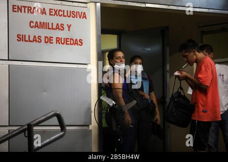 Buenos Aires, Argentina. 7th Mar, 2020. Foto scattata il 7 marzo 2020 mostra l'ospedale che riporta la prima morte relativa al romanzo coronavirus a Buenos Aires, Argentina, 7 marzo 2020. Un uomo di 64 anni infettato con COVID-19 morì in Argentina sabato, diventando la prima morte legata al virus in Sud America, ha detto il ministero della salute argentino. Credit: Martin Zabala/Xinhua/Alamy Live News Foto Stock