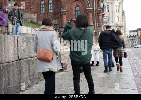 Helsinki, Finlandia - 3 Marzo 2020: Turisti Che Scattano Foto, Editoriale Illustrativa Foto Stock