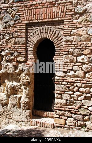 Stretta porta ad arco al di fuori del cortile fornitori al castello di Malaga, Malaga, provincia di Malaga, Andalusia, Spagna, Europa. Foto Stock