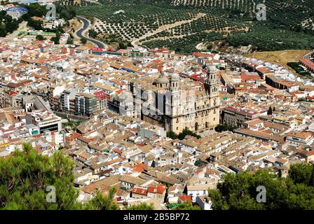 Vista sui tetti della città con la cattedrale nel centro, Jaen, Jaen Provincia, Andalusia, Spagna, Europa occidentale. Foto Stock