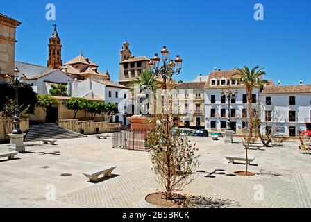 Plaza Guerrero Munoz con il museo a sinistra, la torre di Iglesia San Sebastian seconda a sinistra e Convento de la Encarnacion, Antequera, Spagna. Foto Stock